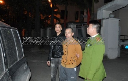 Vụ cháu bé 10 tháng tuổi bị giết: Lời khai tàn độc của người cha - 2 Kẻ sát nhân đội lốt người đang được dẫn giải về trại tạm giam