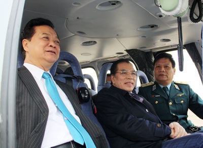 Các phi công Đỗ Xuân Hòa, Trần Quang Tuấn hiệp đồng trước chuyến bay chuyên cơ. Ảnh: Hoàng Hà