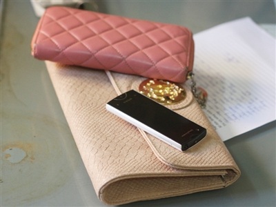 Cảnh sát giao thông rượt đuổi hai tên cướp giữa ban ngày - 1 Tài sản của chị Mai Phương Dung may mắn được vẹn toàn.