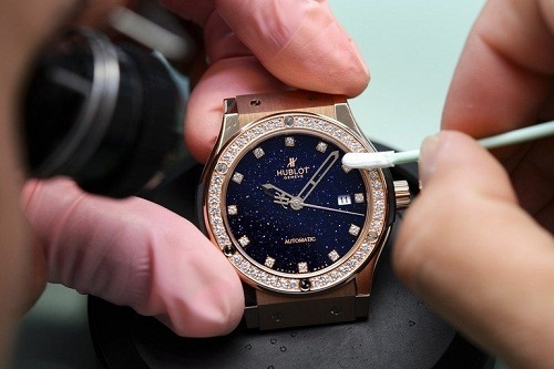 Chiếc đồng hồ Hublot được sản xuất thủ công (Nguồn: AFP)