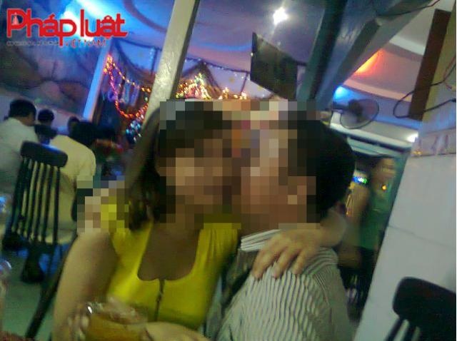 Nữ tiếp viên L. Hương đang chiều khách và xuất “chiêu” moi tiền.