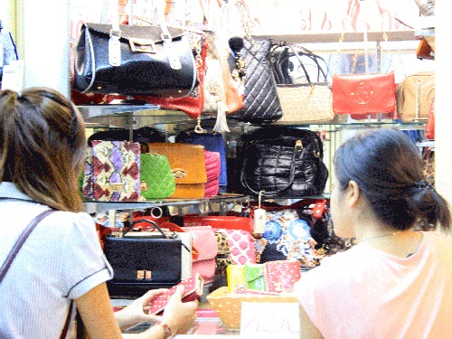 Mập mờ hàng hiệu - 2 Túi xách, ví da nhái hàng hiệu tại Saigon Square. Ảnh: TRẦN THẮNG