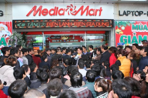 Chen lấn "nghẹt thở” mua hàng khuyến mãi - 1 Chen lấn nghẹt thở” mua hàng khuyến mãi