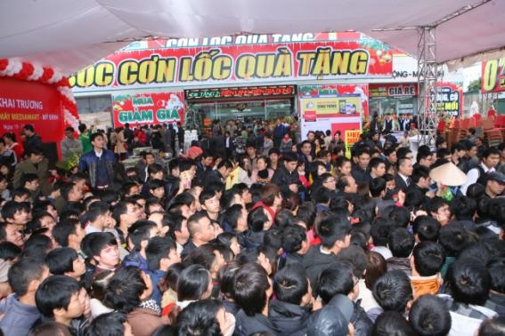 Chen lấn "nghẹt thở” mua hàng khuyến mãi - 2 Chen lấn nghẹt thở” mua hàng khuyến mãi
