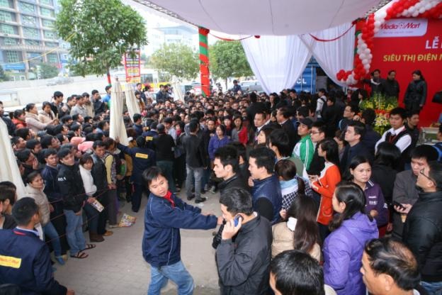 Chen lấn "nghẹt thở” mua hàng khuyến mãi - 3 Chen lấn nghẹt thở” mua hàng khuyến mãi