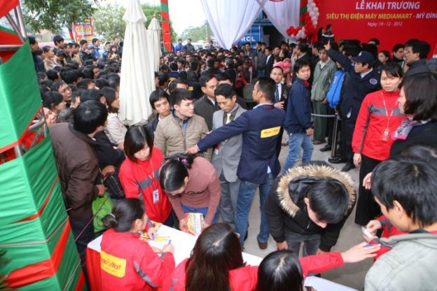 Chen lấn "nghẹt thở” mua hàng khuyến mãi - 4 Chen lấn nghẹt thở” mua hàng khuyến mãi
