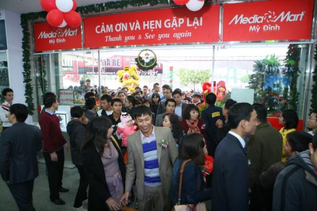 Chen lấn "nghẹt thở” mua hàng khuyến mãi - 6 Chen lấn nghẹt thở” mua hàng khuyến mãi