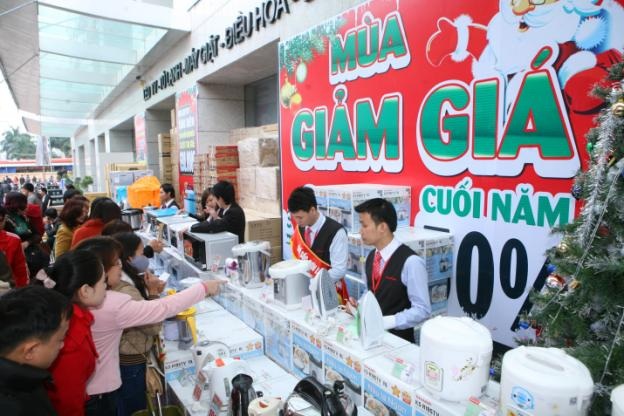 Chen lấn "nghẹt thở” mua hàng khuyến mãi - 9 Phía bên trong từng dòng người mua sắm tại tất cả các quầy hàng