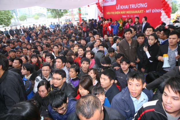 Chen lấn "nghẹt thở” mua hàng khuyến mãi - 11 Một nữ khách hàng vui vẻ vì mua được hàng sớm, với các khuyến mại kèm theo.