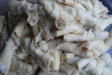 Măng tươi “ngậm” hóa chất để 2 năm không hỏng - 1 Măng được ngâm hóa chất trước khi bán ở chợ.