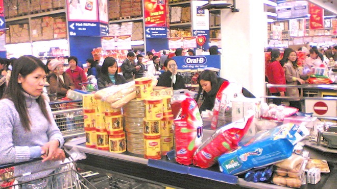 Tại Metro Thăng Long, Hà Nội người dân không cần thẻ vẫn có thể vào mua hàng - Ảnh: C.V.K.