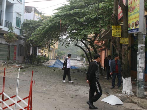 Lực lượng điều tra phong tỏa, khám nghiệm hiện trường vụ nổ.