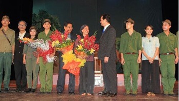 Thủ tướng Nguyễn Tấn Dũng xem vở kịch “Lời thề thứ chín” - 1 Thủ tướng Nguyễn Tấn Dũng tặng hoa các diễn viên-Ảnh: TTXVN