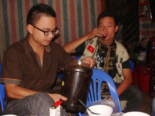 Đi tìm rượu ngâm "thần chết" - 5 Phóng viên đang thử hỏi mua rượu ngâm thuốc phiện