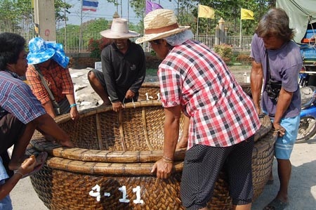 Du khách nước ngoài thích thú với loại thuyền độc đáo này.