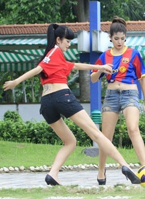 Người nổi tiếng lần đầu tiết lộ giá xăm hình - 1 Hạ Vy lần đầu tiên chịu công bố hình xăm ở lưng. Ảnh: Quang Thái.