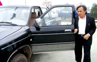 Khi ông chủ Việt ra trận - 1 Ông Bùi Ngọc Huyên, Tổng Giám đốc Vinaxuki đích thân sử dụng xe do Vinaxuki lắp ráp.
