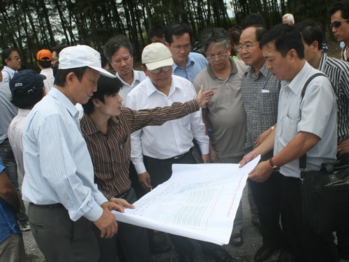 Băn khoăn cảng tỉ đô - 1 Các nhà khoa học trong một chuyến thị sát vị trí dự kiến xây cảng Lạch Huyện. Ảnh: TRỌNG ĐỨC