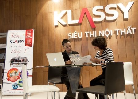 Sắm Klassy, vi vu Pháp - Ý - 6 Khách hàng được chuyên viên bán hàng tư vấn nhiệt tình và dễ dàng chọn lựa được sản phẩm ưng ý