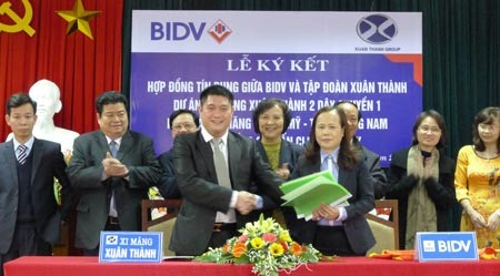 Tập đoàn Xuân Thành nhận gói tín dụng 2.000 tỷ từ BIDV - 1 Ông Nguyễn Đức Thụy (trái) ký hợp đồng tín dụng với đại diện BIDV ngày 13/1