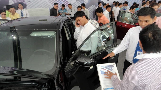 Tới đây, mua ôtô thanh toán bằng tiền mặt sẽ không được làm thủ tục sang tên - Ảnh: T.ĐẠM