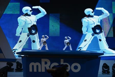 Màn trình diễn điệu nghệ của 2 chú robot Việt Nam