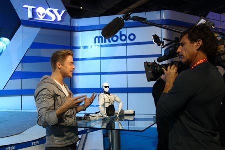 Derek Hough - vũ công/biên đạo múa nổi tiếng cho biết mRobo rất tuyệt