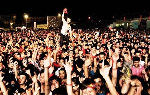Biên Hòa đón “bão” RockStorm 2012 - 8 Một không khí vô cùng “máu lửa” và cuồng nhiệt của gần 9000 rock fan
