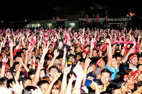 Biên Hòa đón “bão” RockStorm 2012 - 10 Những cánh tay hòa cùng “Tìm lại” của Microwave
