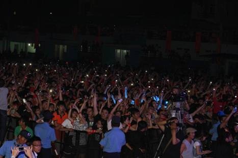 Biên Hòa đón “bão” RockStorm 2012 - 13 Bức Tường với thủ lĩnh Trần Lập đã không phụ lòng rock fan sau nhiều năm vắng bóng