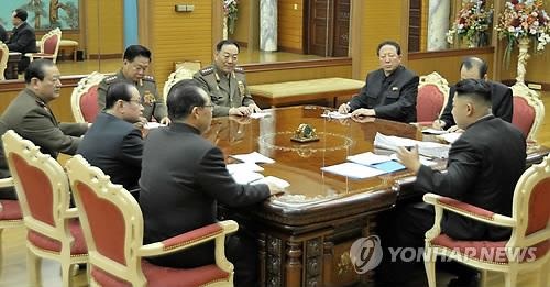 Nghi vấn Kim Jong-un bất đồng với ông chú quyền lực - 1 Kim Jong-un chủ tọa cuộc họp lãnh đạo cấp cao về các vấn đề quốc gia và nước ngoài. Ảnh: Yonhap