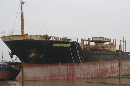 Thủ đoạn mới - xin neo tàu để sửa chữa rồi... “xẻ thịt” - 1 Tàu Green Viship đang bị “xẻ thịt”.