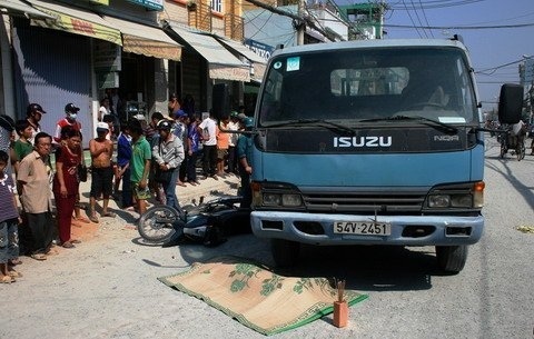 Tai nạn chết người do mặt đường lởm chởm.