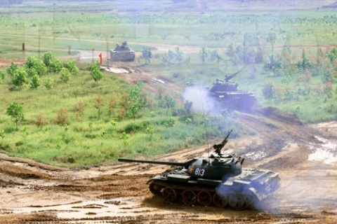 Đội hình xe tăng nhanh chóng mở của mở.