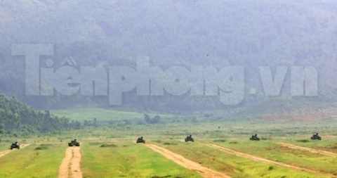 Vận động theo đội hình vào trận địa.