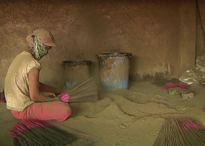 Những kiểu thưởng Tết “độc” chỉ có ở Việt Nam - 1 Sản xuất hương, tặng luôn hương (Ảnh minh họa: Minh Quân)