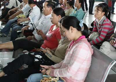 Những kiểu thưởng Tết “độc” chỉ có ở Việt Nam - 2 Thưởng tết bằng vé…ô tô