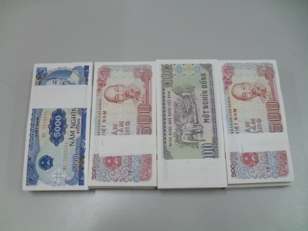 Sốt xình xịch đổi tiền lẻ tiêu tết - 1 Cứ mỗi khi đến dịp Tết nhu cầu đổi tiền lẻ lại tăng cao