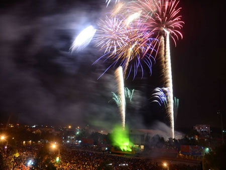 Hình ảnh pháo hoa rực rỡ thành phố Lào Cai