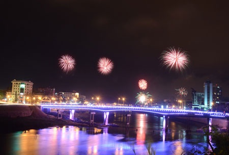 Hình ảnh pháo hoa rực rỡ thành phố Lào Cai