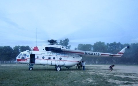 Thuê trực thăng từ Hà Nội vào Hà Tĩnh chở bệnh nhân đi cấp cứu (Ảnh VietNamNet)