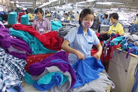 Các chiêu giữ chân người lao động đầu năm - 1 Tại TPHCM, chỉ các DN thuộc ngành dệt may, da giày có nhu cầu tuyển dụng tăng nhẹ. Ảnh: L.Tuyết