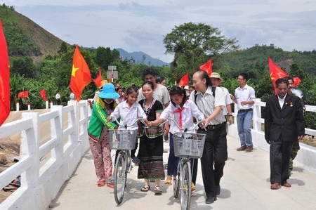 "Có cầu Dân trí, Tết này Phú Mưa vui lắm!" - 1 Cây cầu Khuyến học và Dân trí ở thôn Phú Mưa được khánh thành tháng 6/2012