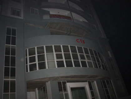 Cư dân chung cư tiền tỷ mướt mồ hôi leo thang bộ - 1 Cả tòa nhà ngập trong bóng tối