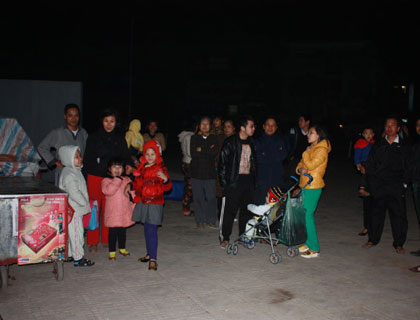 Cư dân chung cư tiền tỷ mướt mồ hôi leo thang bộ - 2 Hàng nghìn người dân mắc kẹt dưới sân