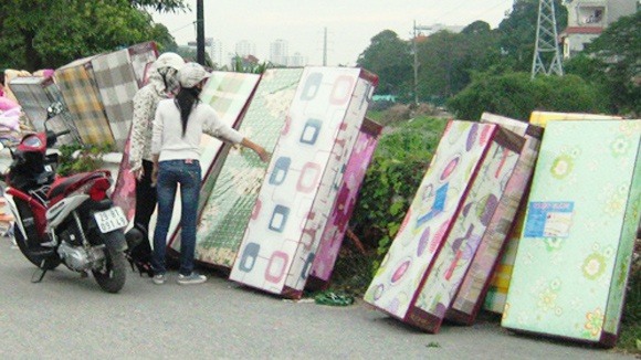 Rước họa vì chăn, gối siêu rẻ - 1 Chăn gối siêu rẻ vỉa hè luôn đông khách tìm mua...