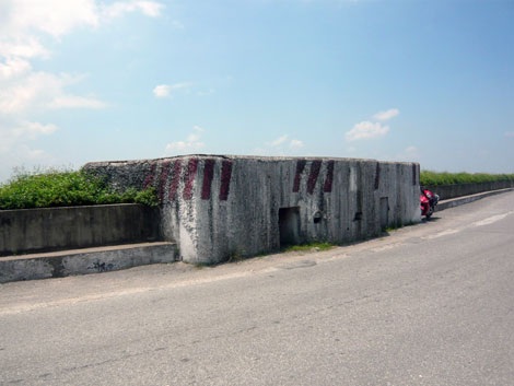 Một lô cốt ở đê sông Đuống do quân Pháp xây dựng để kiểm soát giao thông.