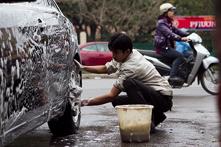 Cắt tóc, rửa xe, đánh giày hốt bạc ngày cuối năm - 1 Giá rửa xe ngày Tết luôn bị chặt chém (Ảnh minh họa)
