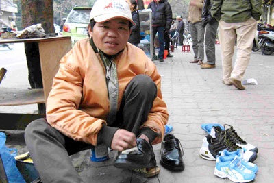 Cắt tóc, rửa xe, đánh giày hốt bạc ngày cuối năm - 2 Đánh giày cũng là nghề hốt bạc dịp cuối năm (Ảnh minh họa)