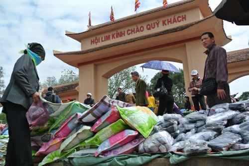 Phở "chém", hàng Tàu "đại náo" hội Lim - 2  Bán gối... bán ga, màn la liệt